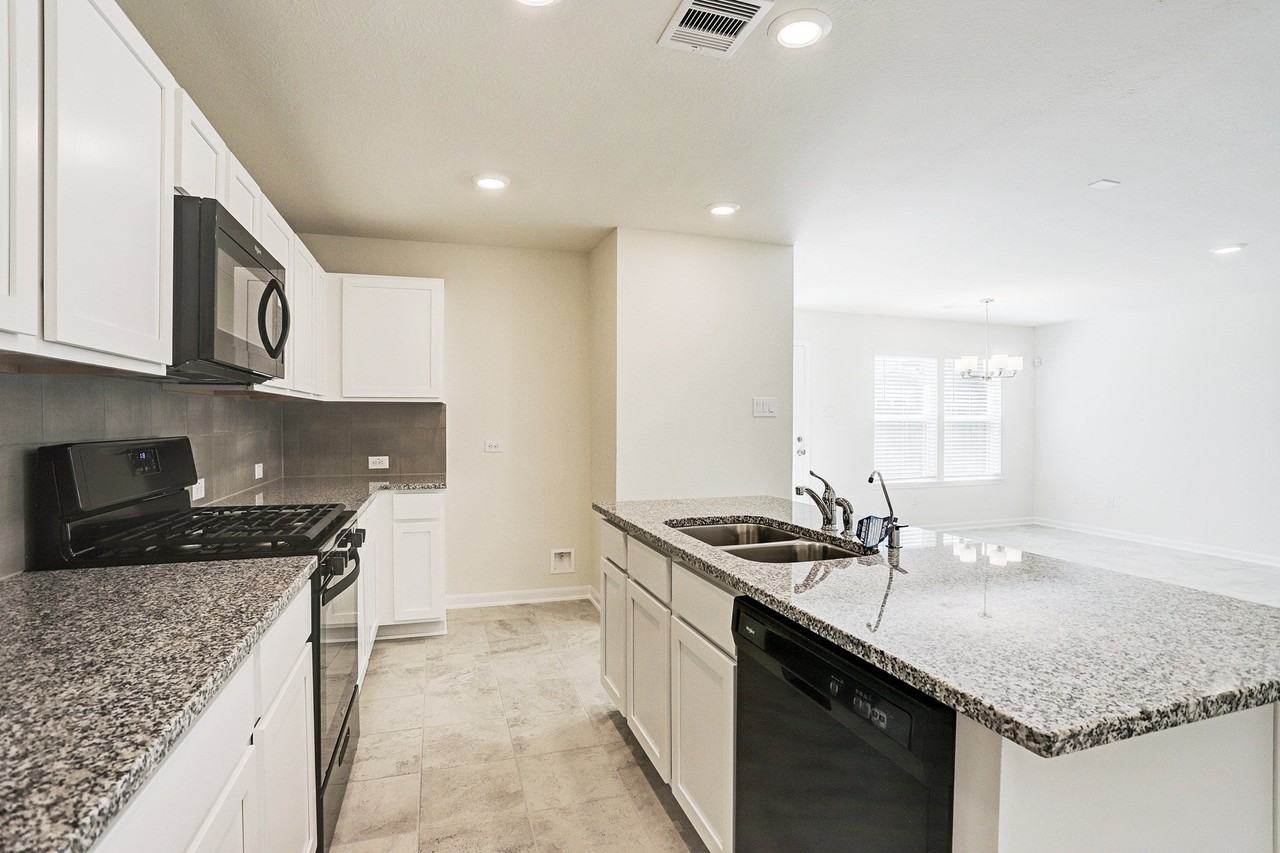 28419 Aubrey Orchard Ln - Photo 4 of 10