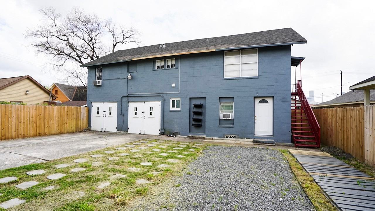 1126 1/2 Ryon St - Photo 4 of 7