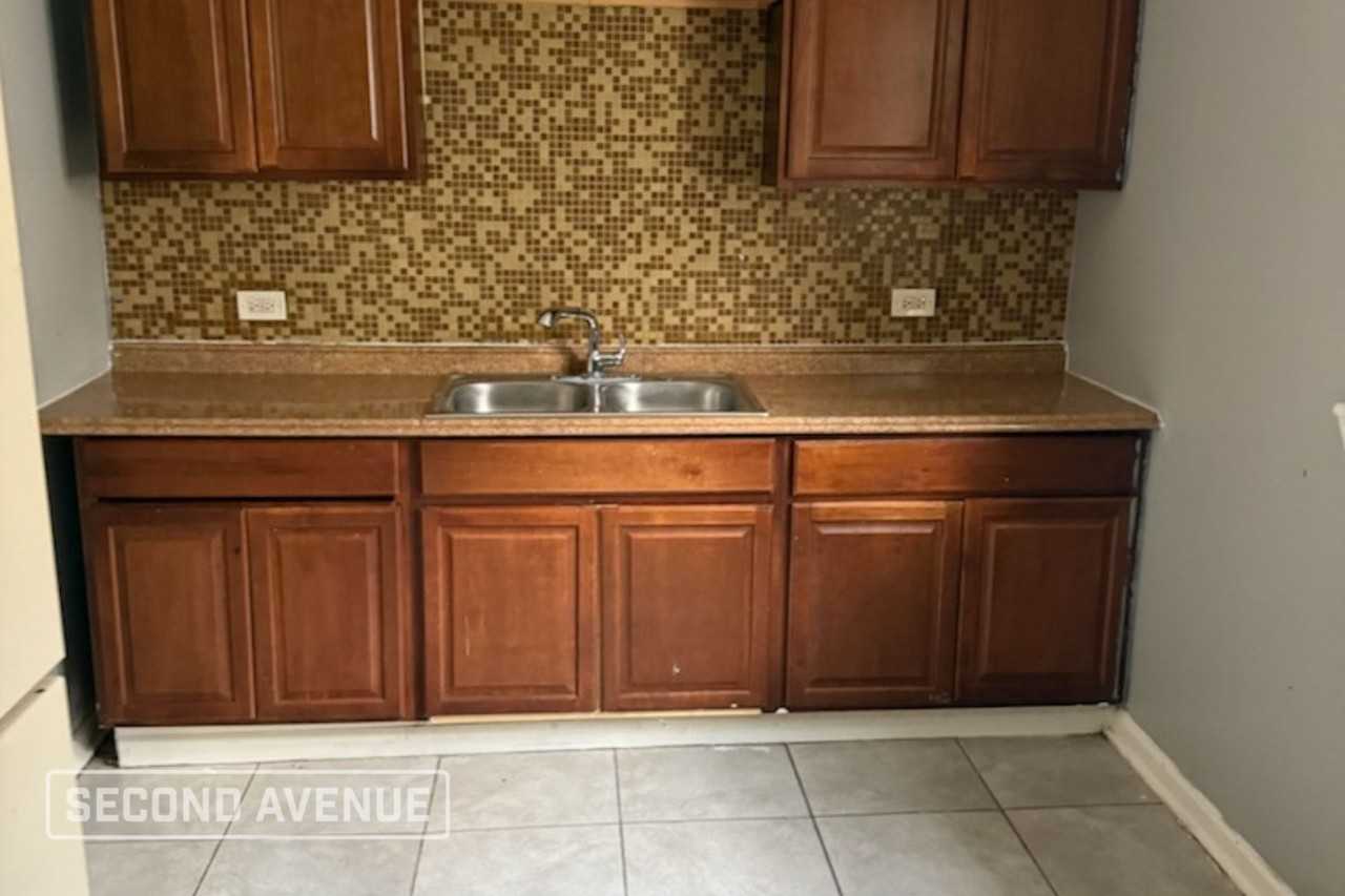 9320 S Saginaw Ave - Photo 2 of 13