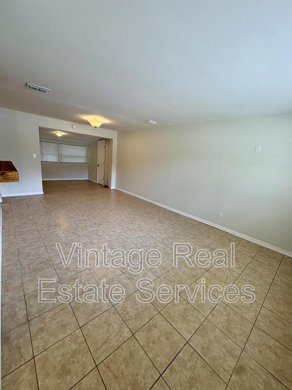 2810 Hwye - Photo 2 of 11