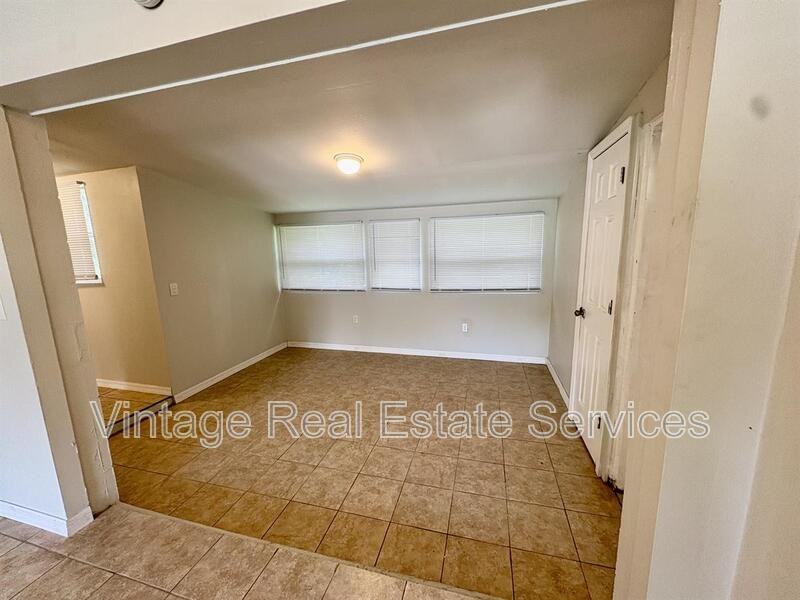 2810 Hwye - Photo 3 of 11