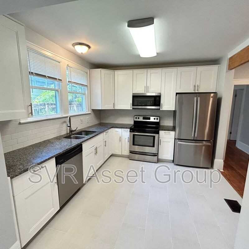 1758 Greenwood Ave - Photo 4 of 13