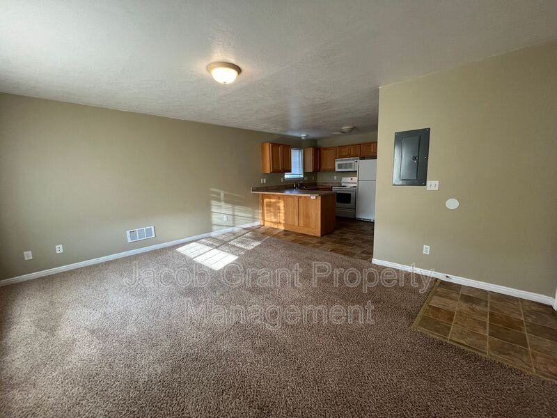 980 Eve Dr #3 - Photo 3 of 8