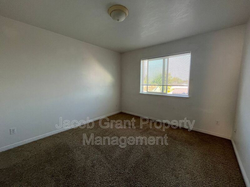 980 Eve Dr #3 - Photo 6 of 8