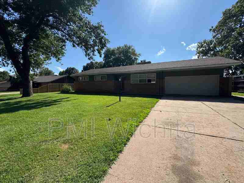 945 N Crestline St - Photo 2 of 3