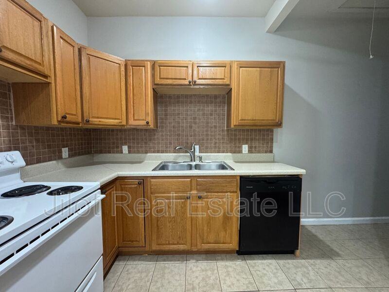 1366 Clermont Ave #B - Photo 3 of 16