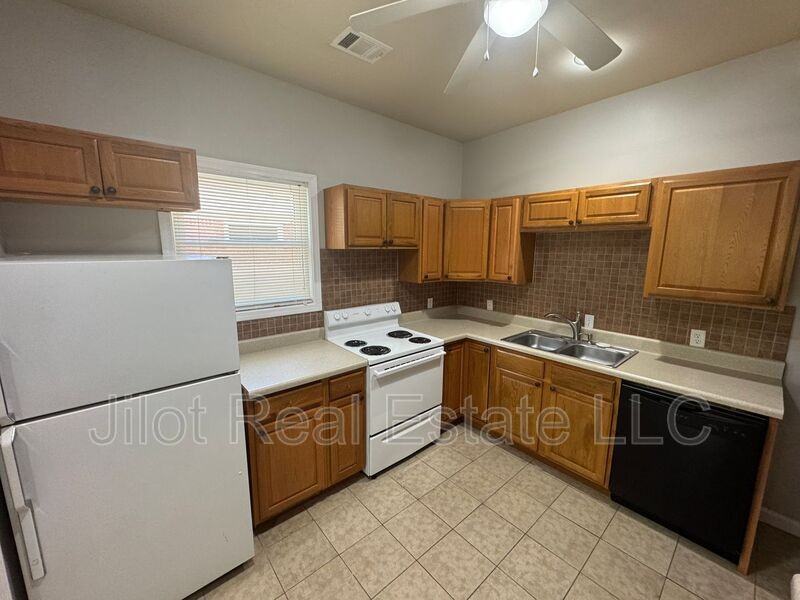 1366 Clermont Ave #B - Photo 4 of 16