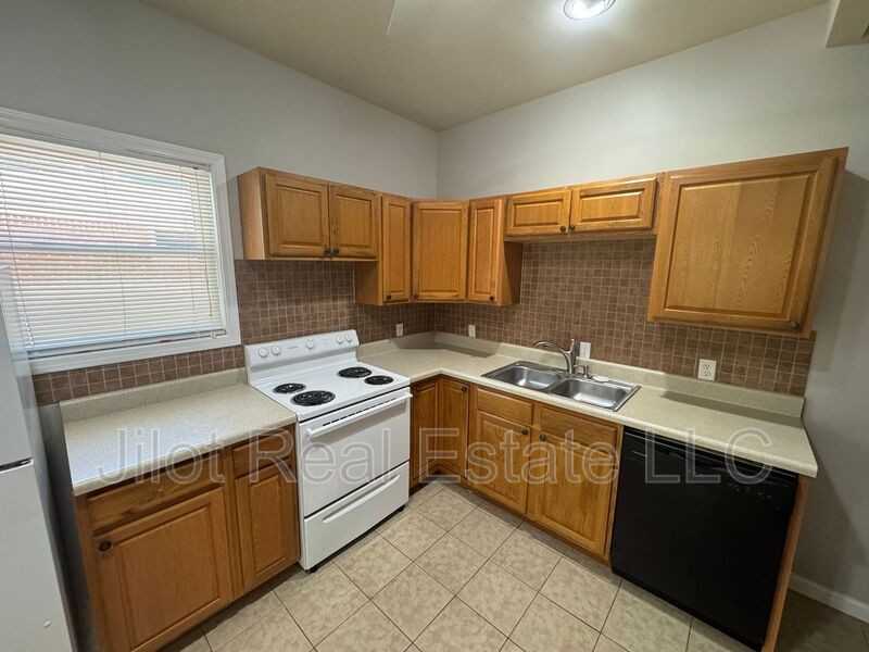 1366 Clermont Ave #B - Photo 5 of 16