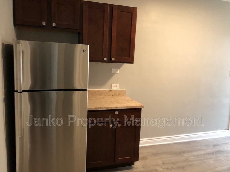2909 W 56th St #1 - Photo 3 of 8
