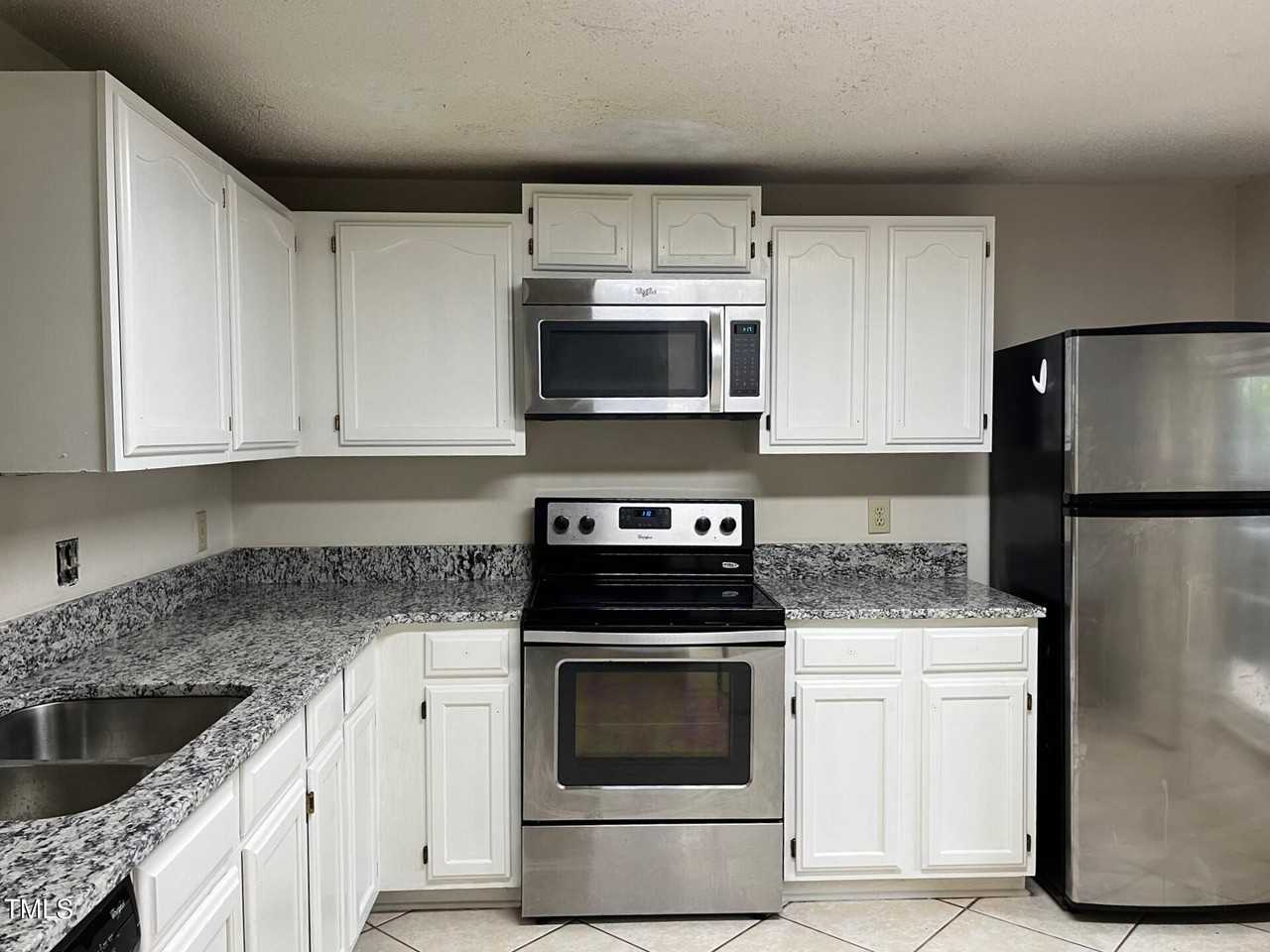 112 E Chalfont Way - Photo 2 of 14