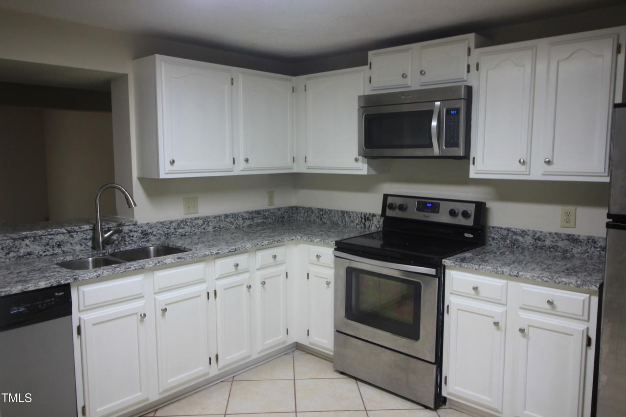 112 E Chalfont Way - Photo 3 of 14