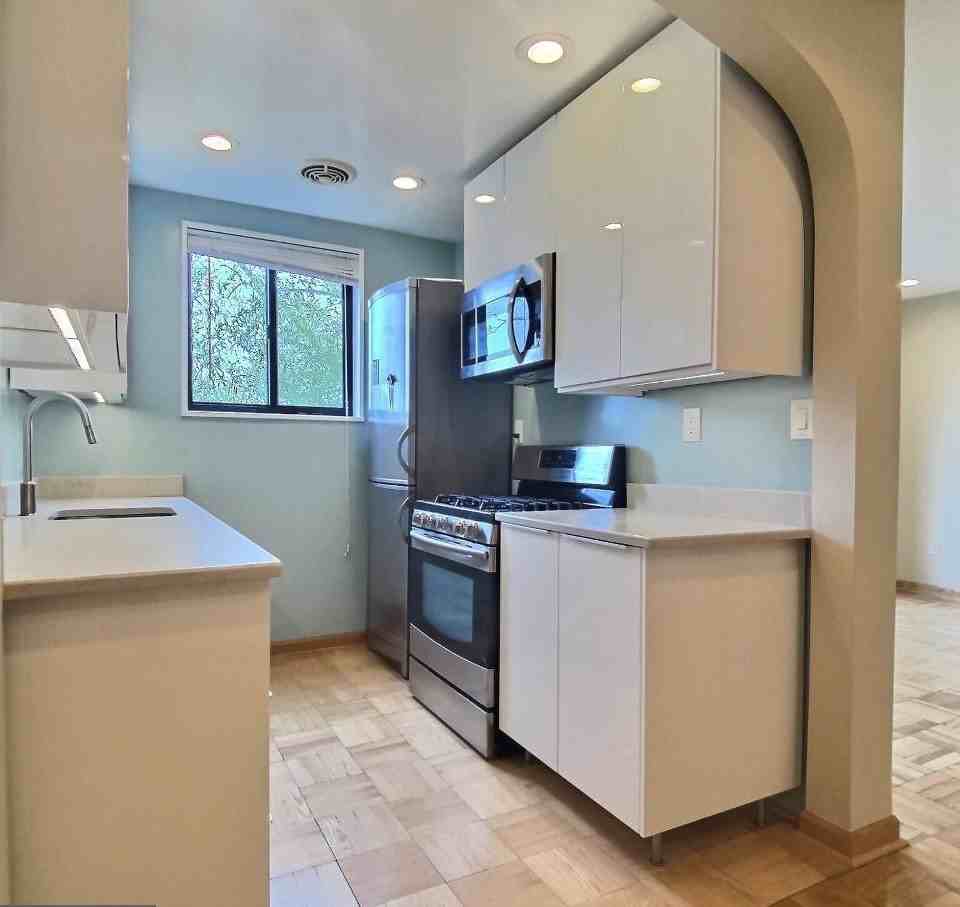 5112 Macarthur Blvd Nw #111 - Photo 6 of 10