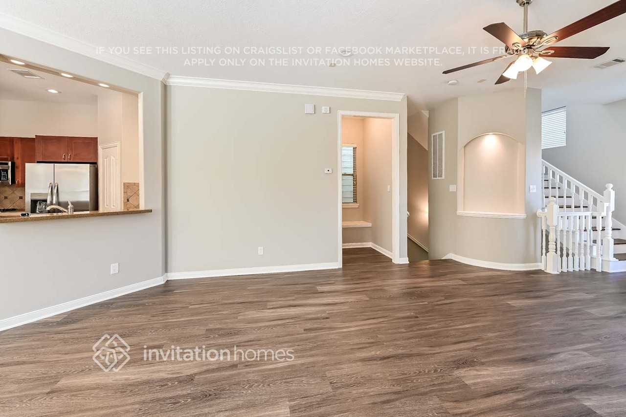 912 W 25th St - Photo 4 of 16