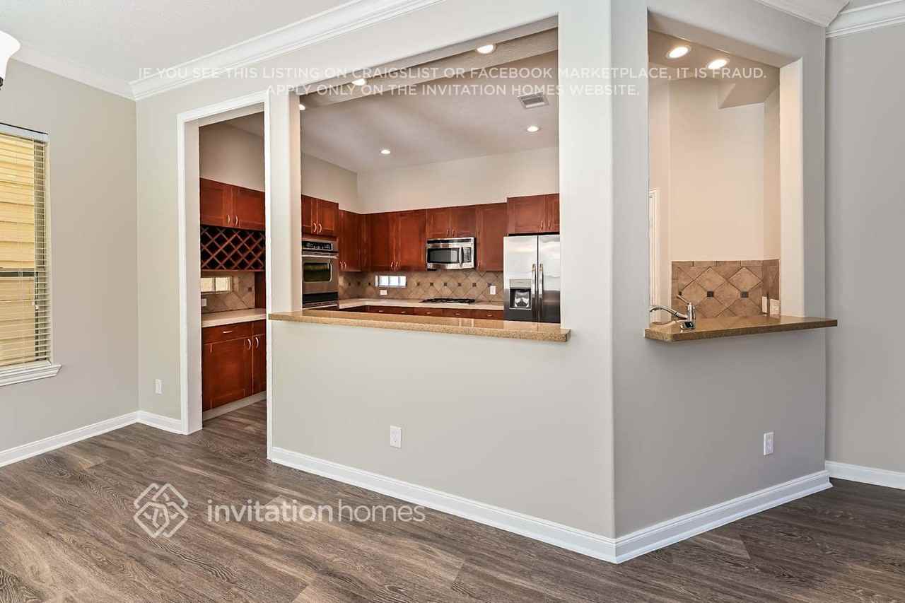 912 W 25th St - Photo 5 of 16