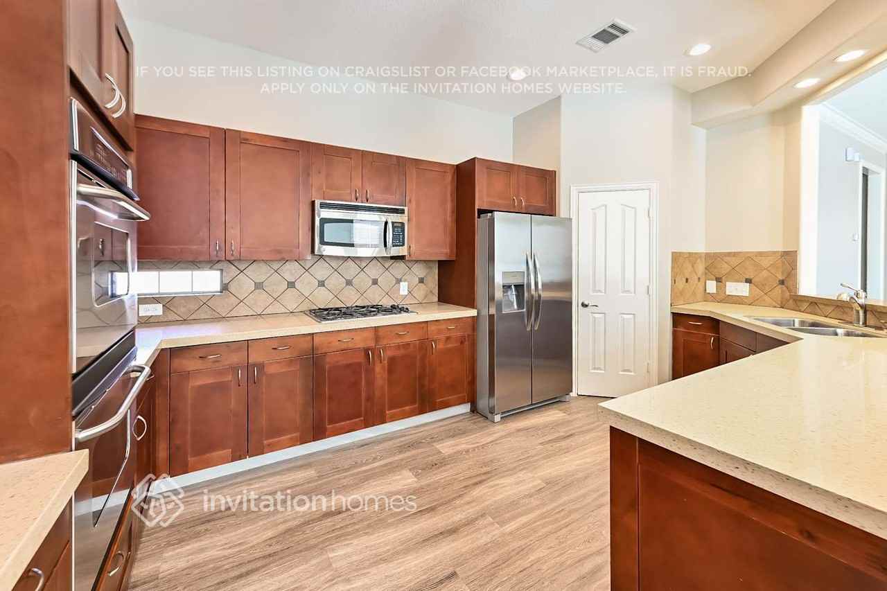 912 W 25th St - Photo 6 of 16