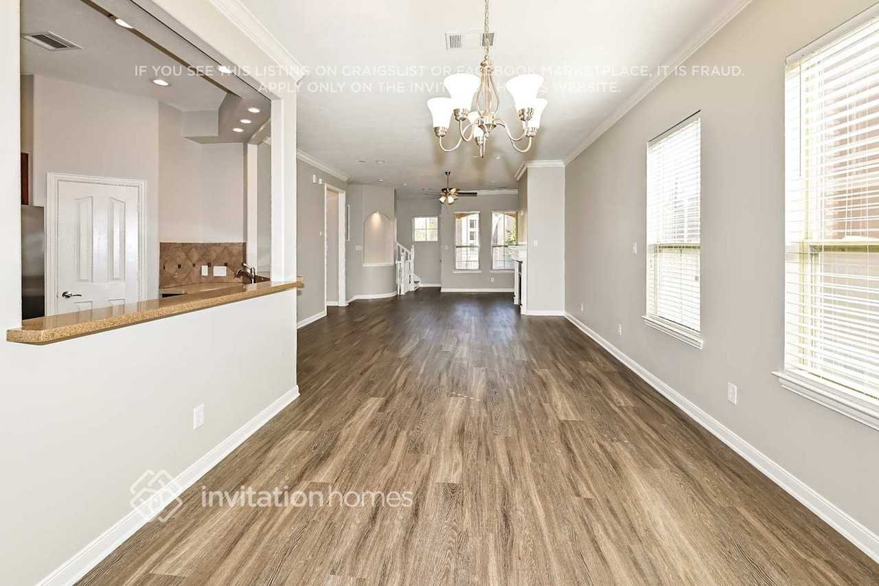 912 W 25th St - Photo 7 of 16