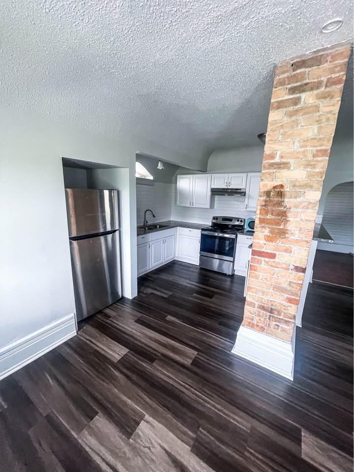 2160 Glenwood Ave - Photo 4 of 10