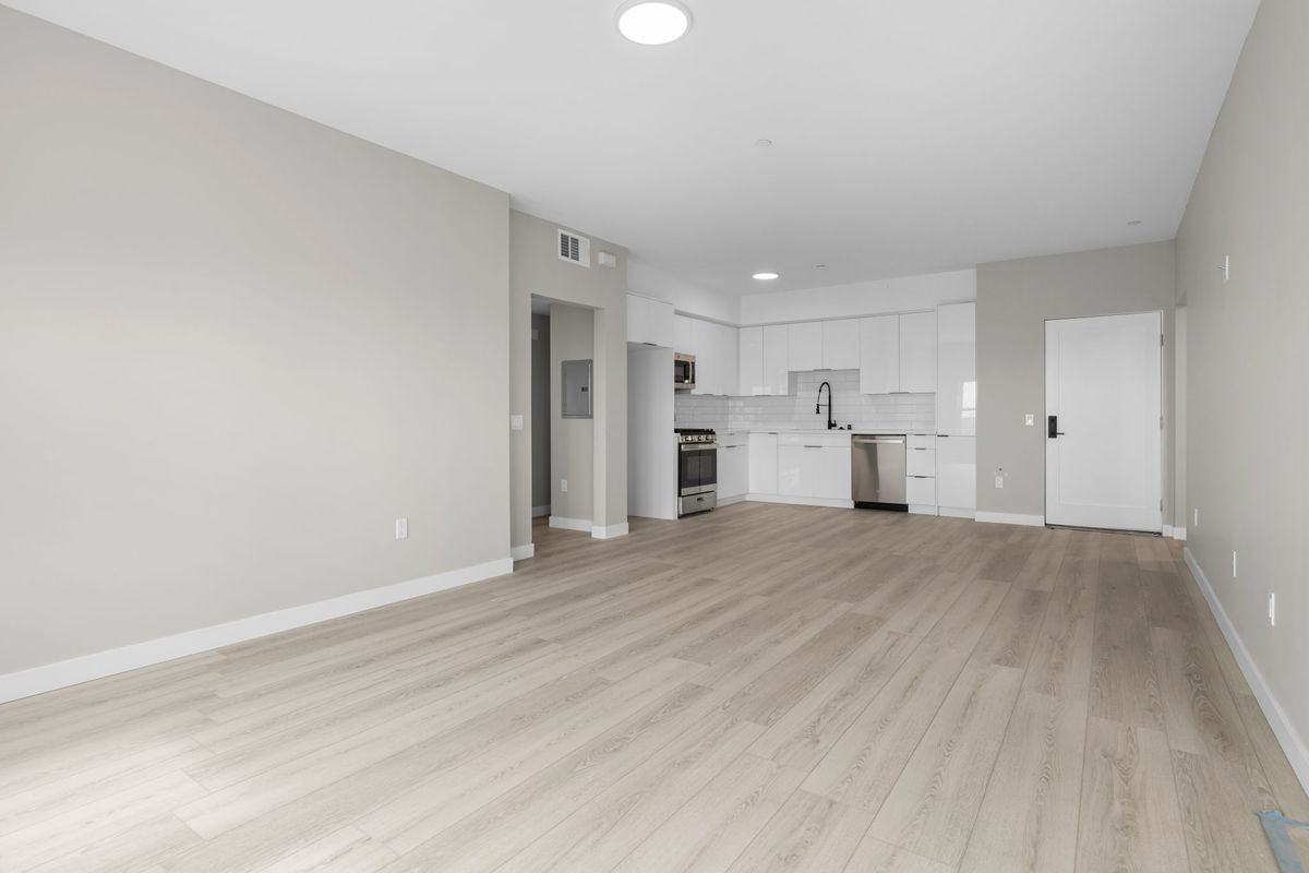 12714 S Figueroa St - Photo 4 of 25