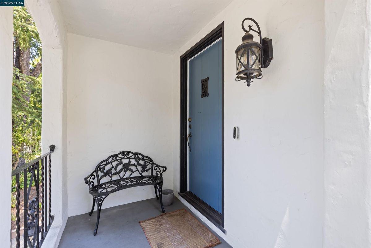 1048 Leo Way - Photo 2 of 43