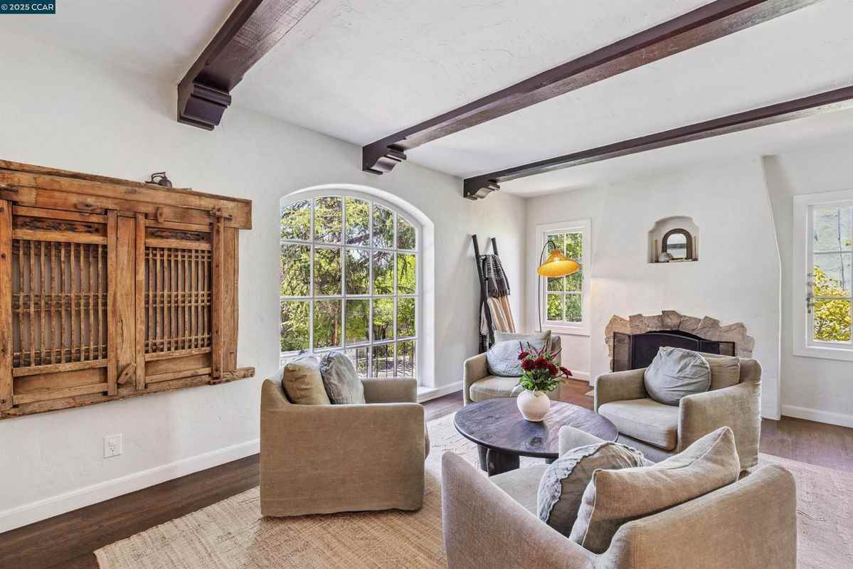 1048 Leo Way - Photo 3 of 43