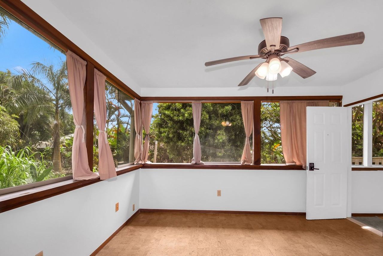Tropical 3 Bedroom Retreat on Coffee Farm in Kealakekua - Photo 5 of 37
