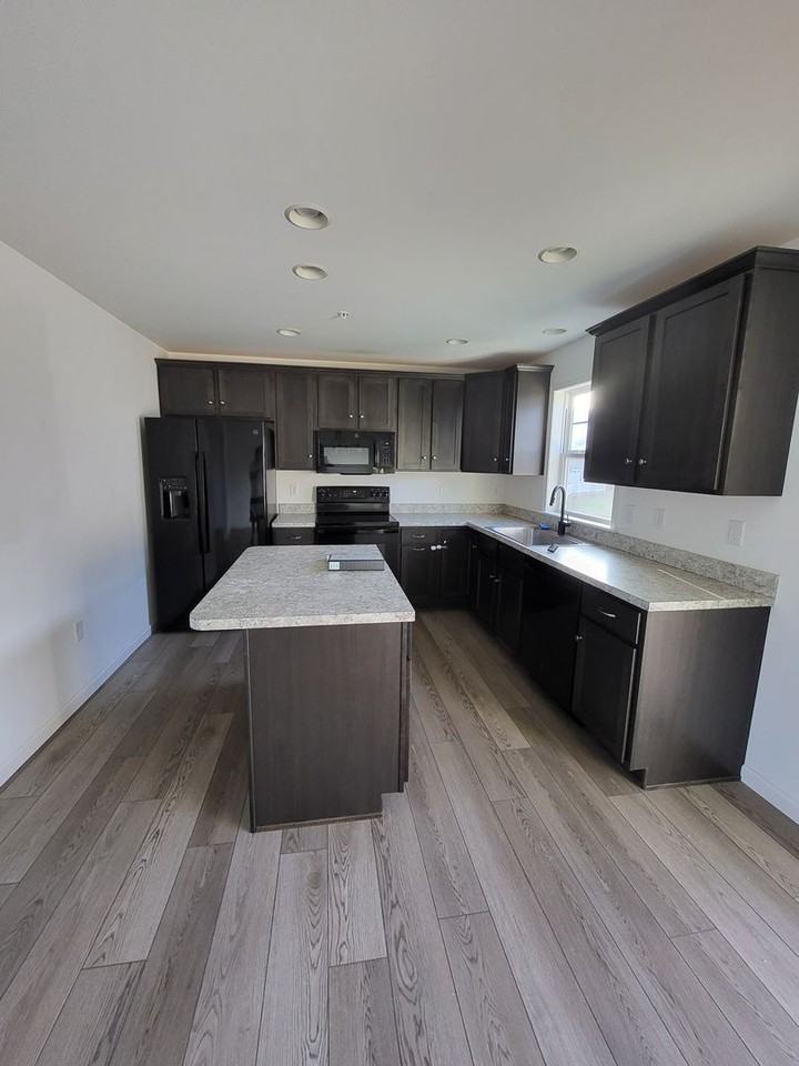 210 Highland Ct - Photo 2 of 21