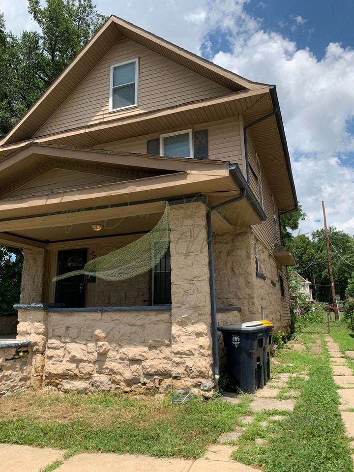 2734 E 36th St - Photo 3 of 37