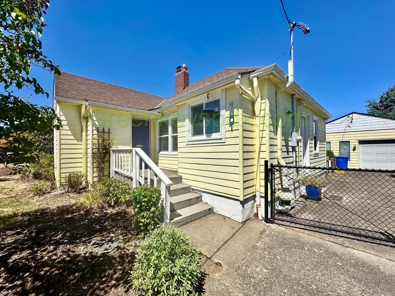 1601 Ne Holman St - Photo 2 of 34