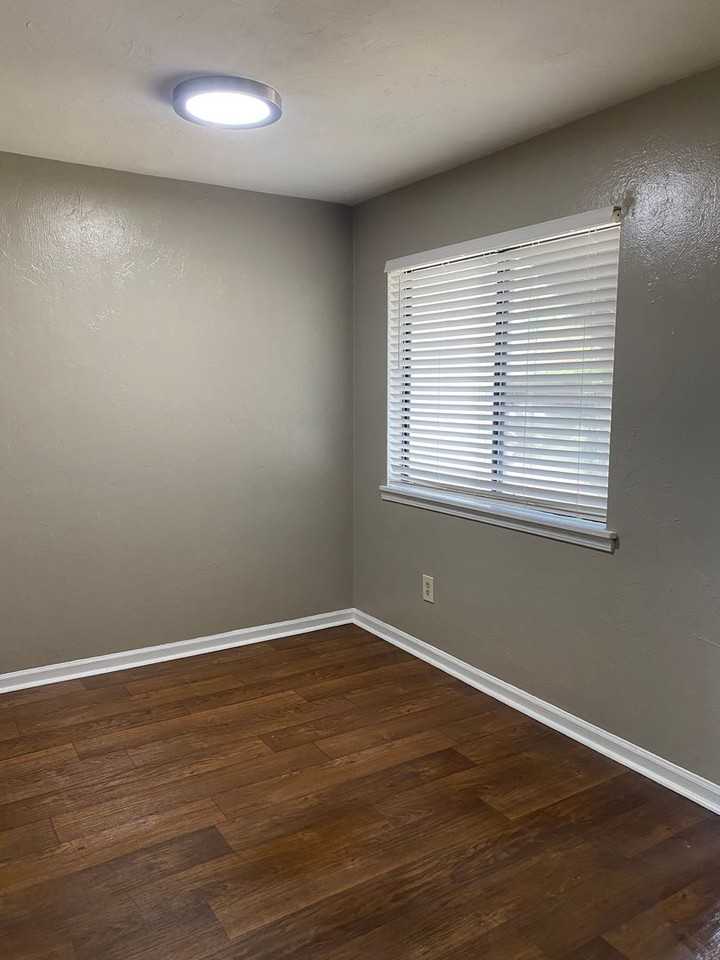 1401 Willow Bend Way - Photo 3 of 8