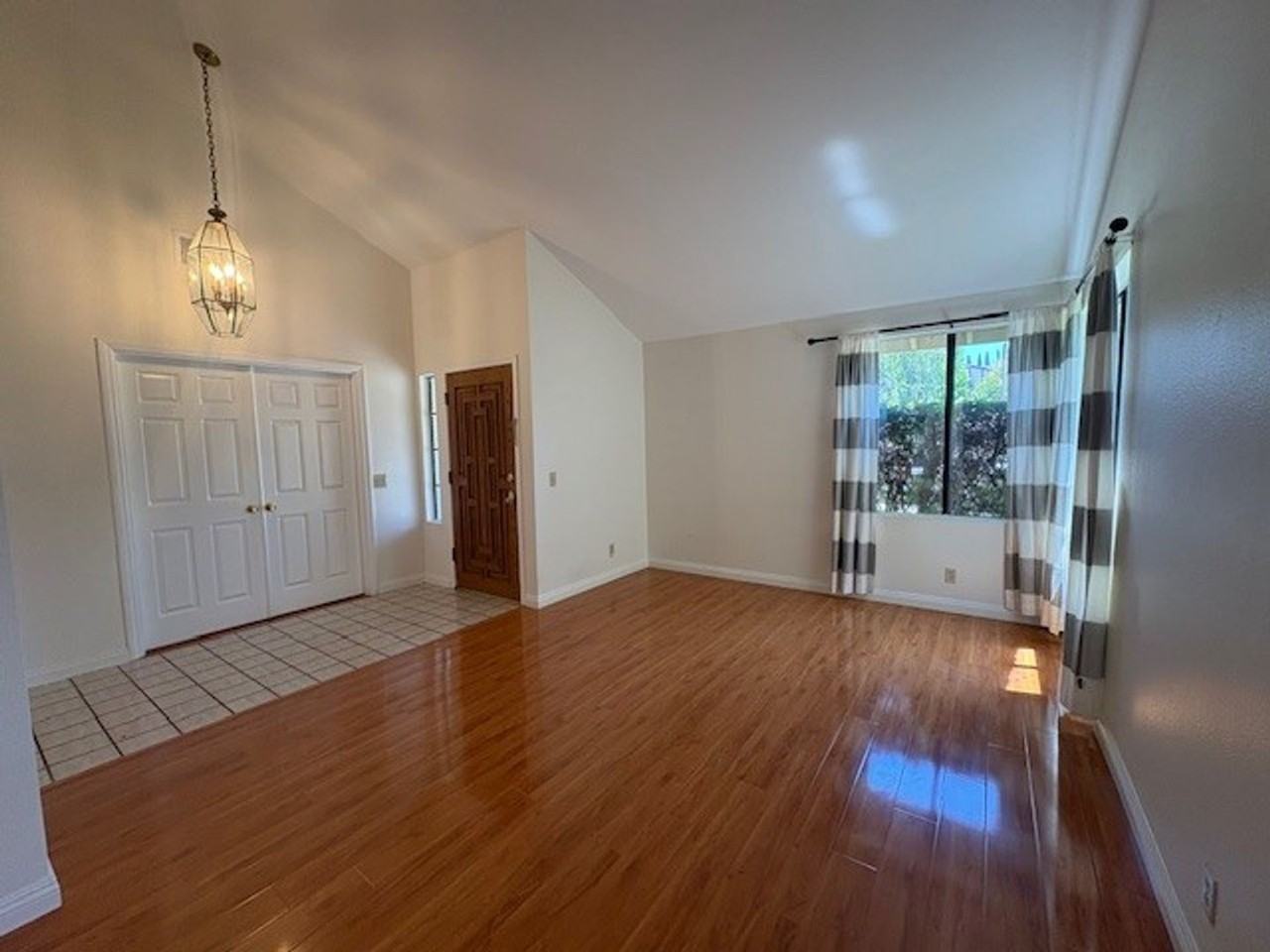 2133 Laurelwood Dr - Photo 2 of 14