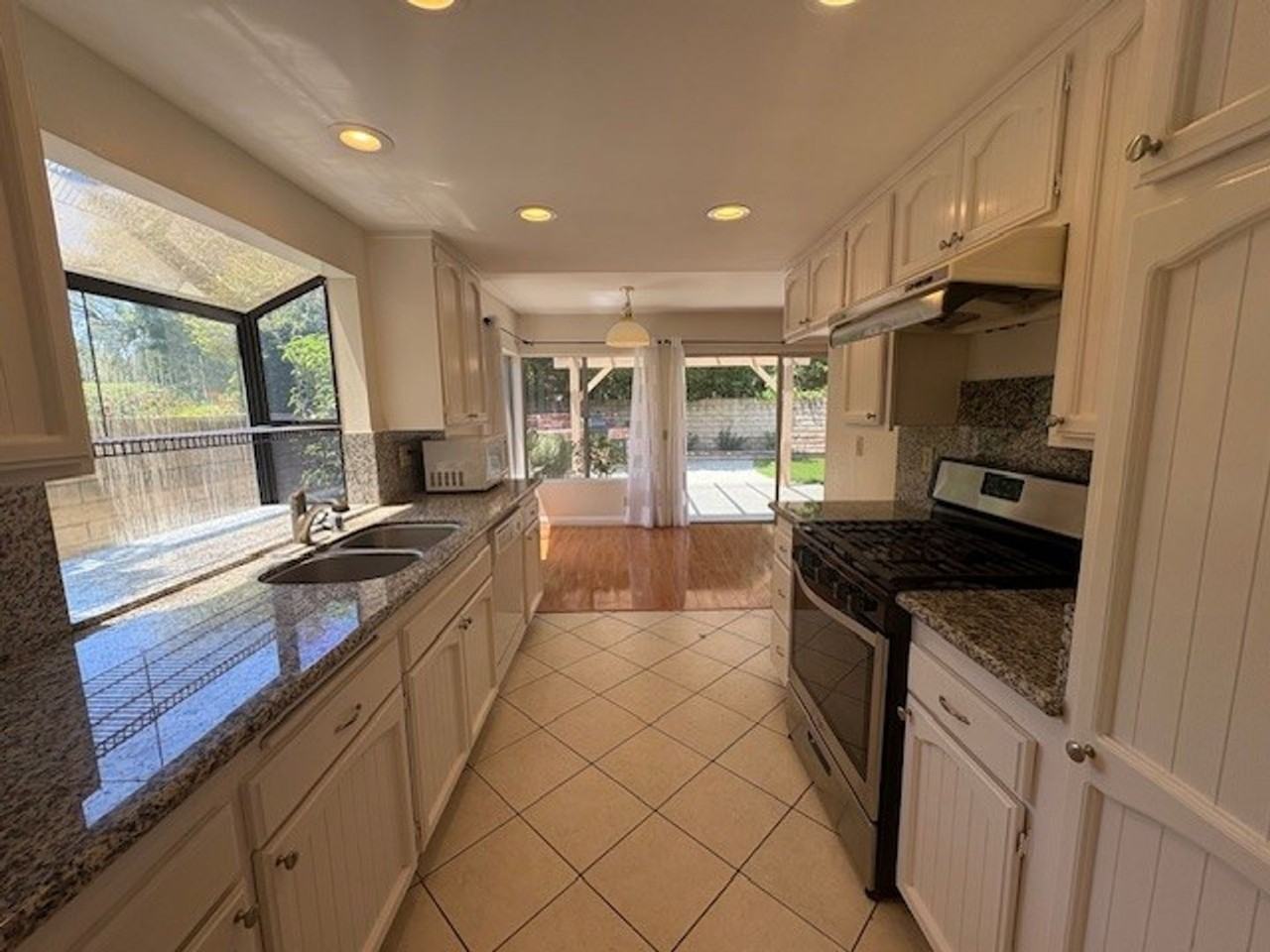 2133 Laurelwood Dr - Photo 3 of 14