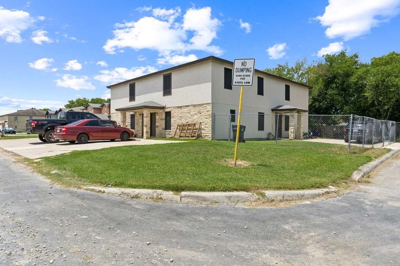7587 Windsor Oaks - Photo 2 of 17
