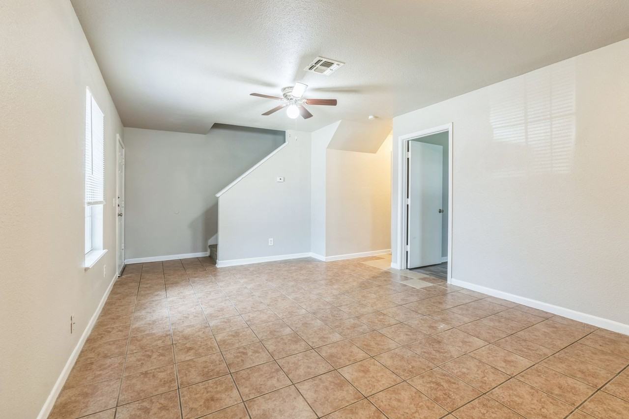 7587 Windsor Oaks - Photo 3 of 17