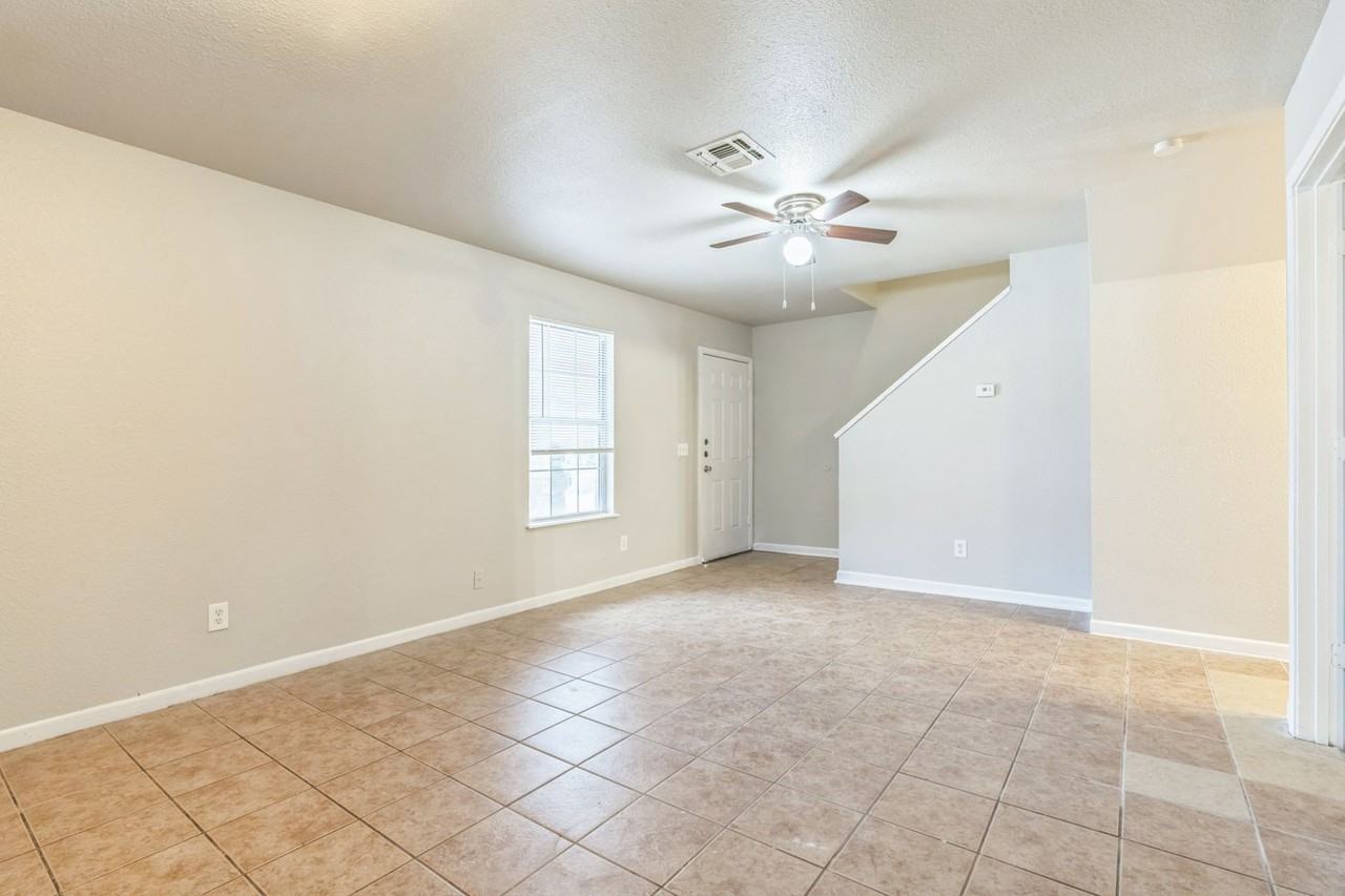 7587 Windsor Oaks - Photo 4 of 17
