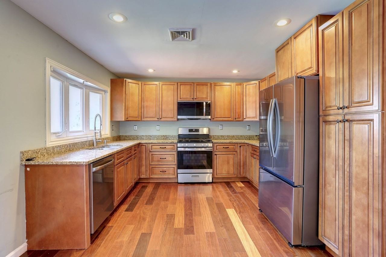 1735 Maple Ave - Photo 2 of 36