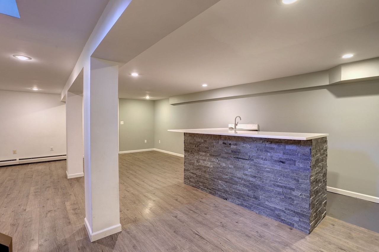 1735 Maple Ave - Photo 4 of 36
