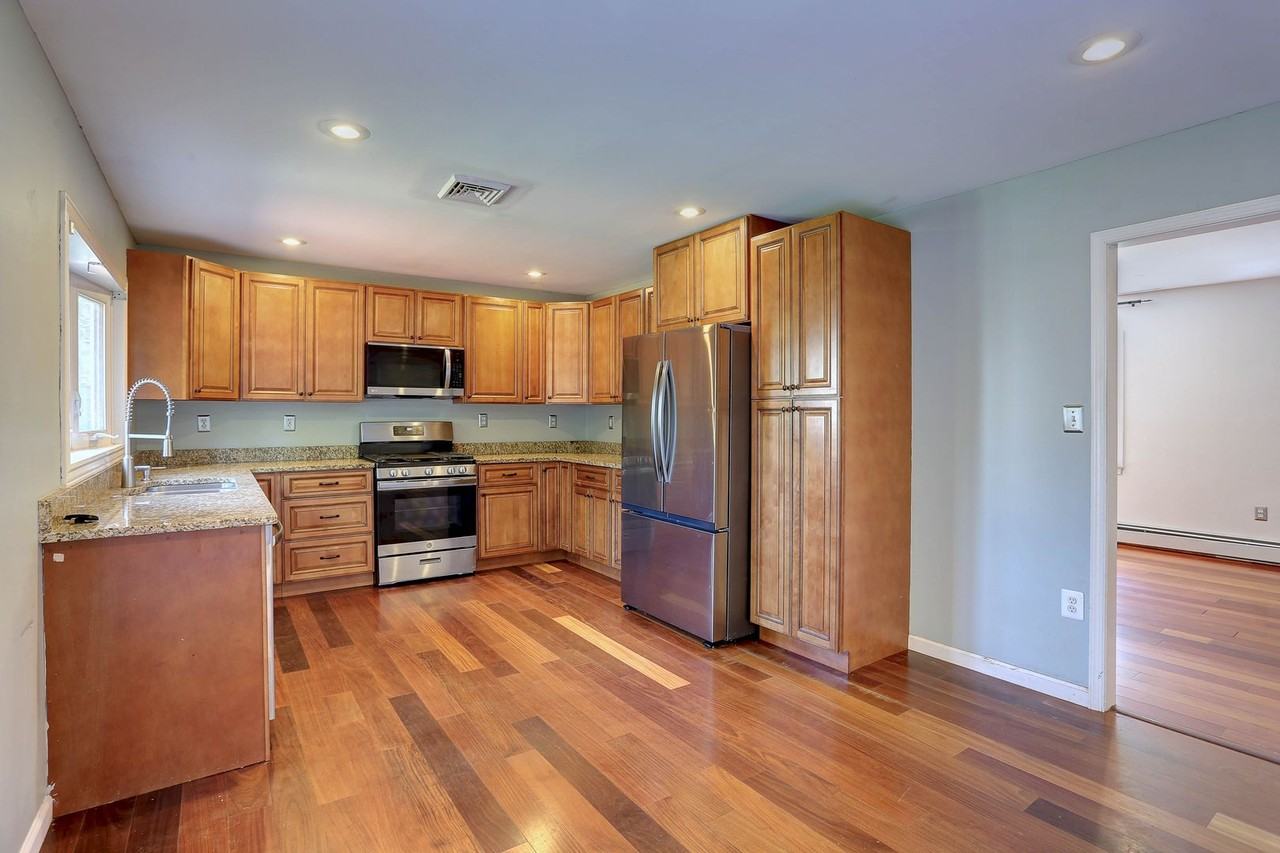 1735 Maple Ave - Photo 6 of 36
