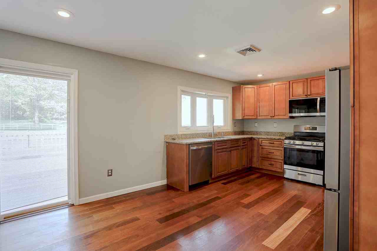 1735 Maple Ave - Photo 7 of 36