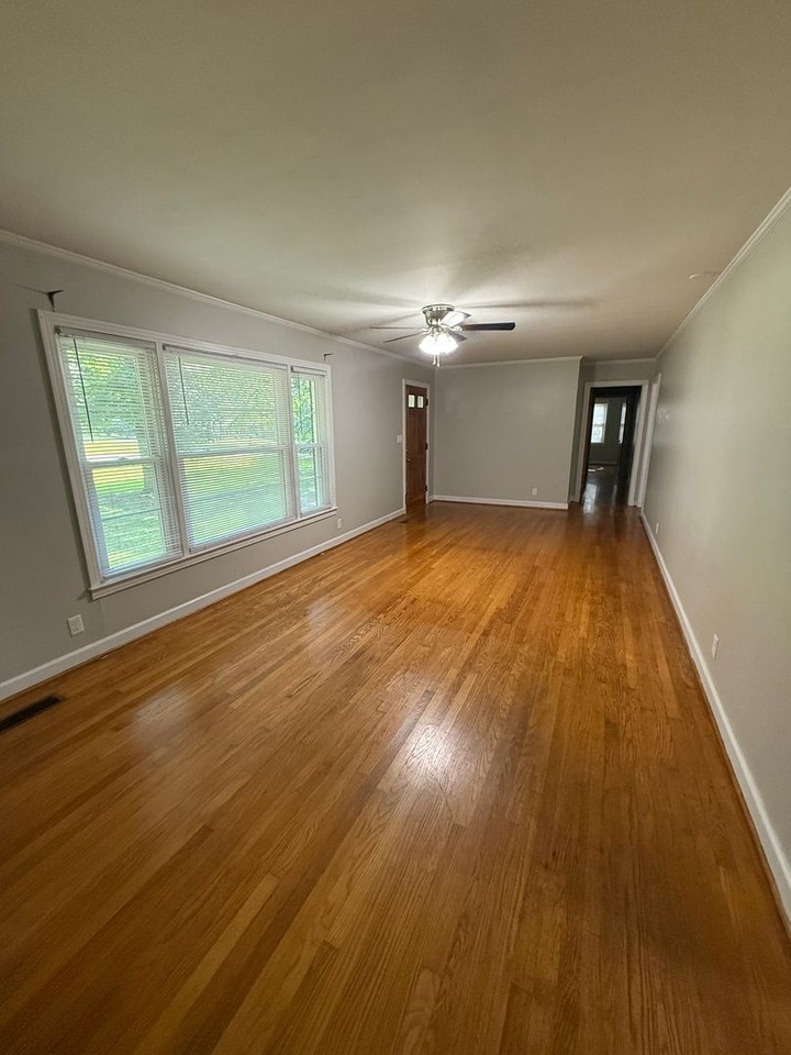 105 Lone Oak Dr - Photo 2 of 12