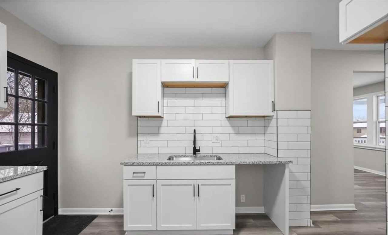 21902 Ridgeway St - Photo 5 of 14