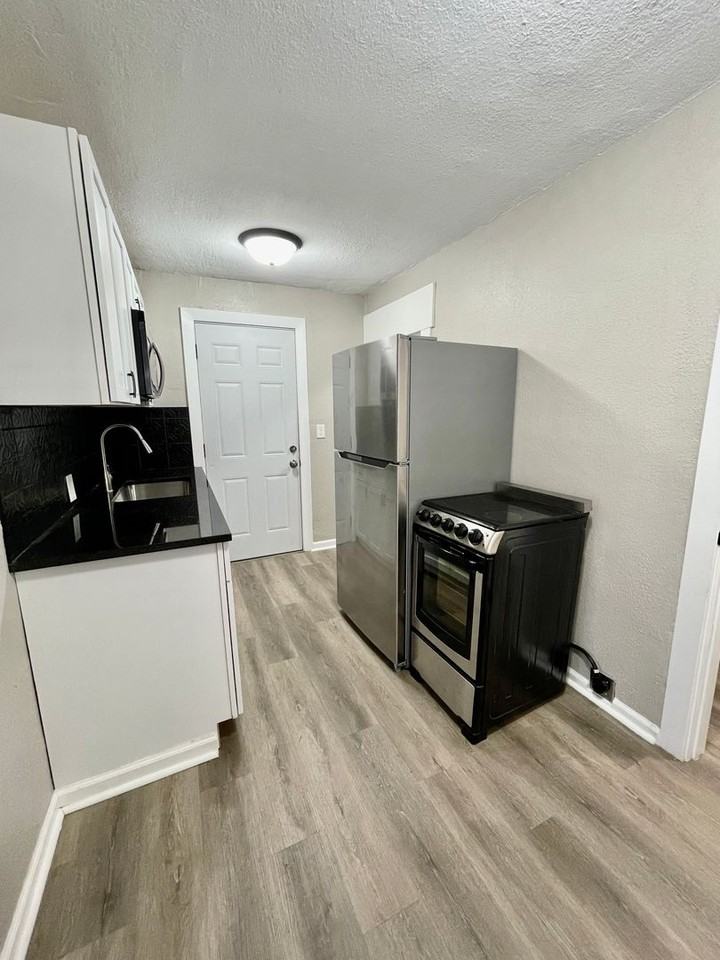 1705 W Esthner Ave - Photo 4 of 9