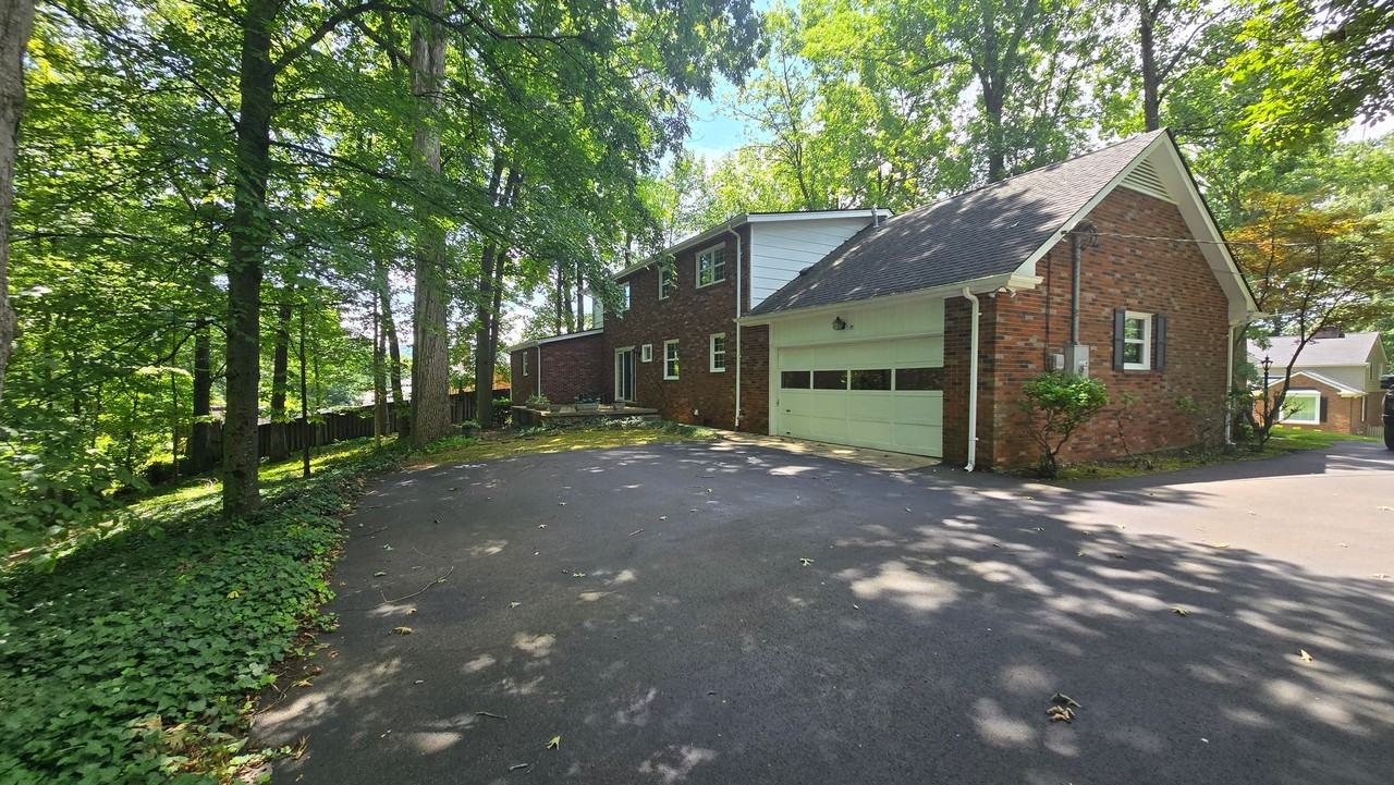 2121 Southcote Dr - Photo 2 of 31