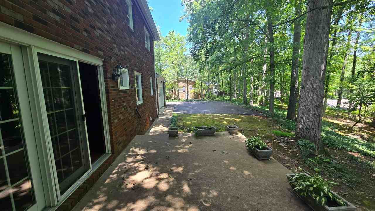 2121 Southcote Dr - Photo 4 of 31