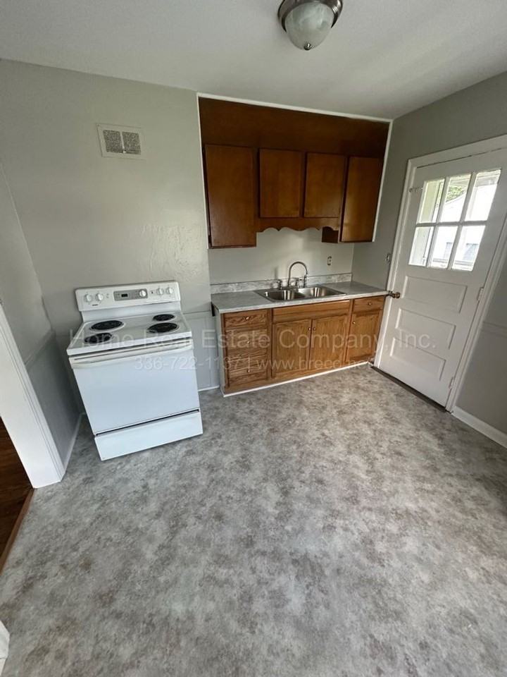 1916 Dacian St - Photo 2 of 7