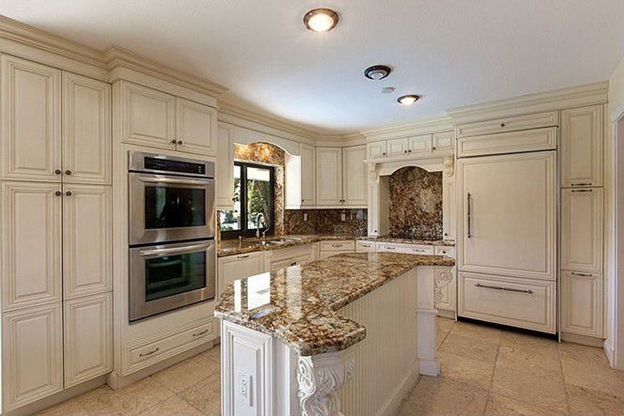 631 Oleander Dr - Photo 2 of 32