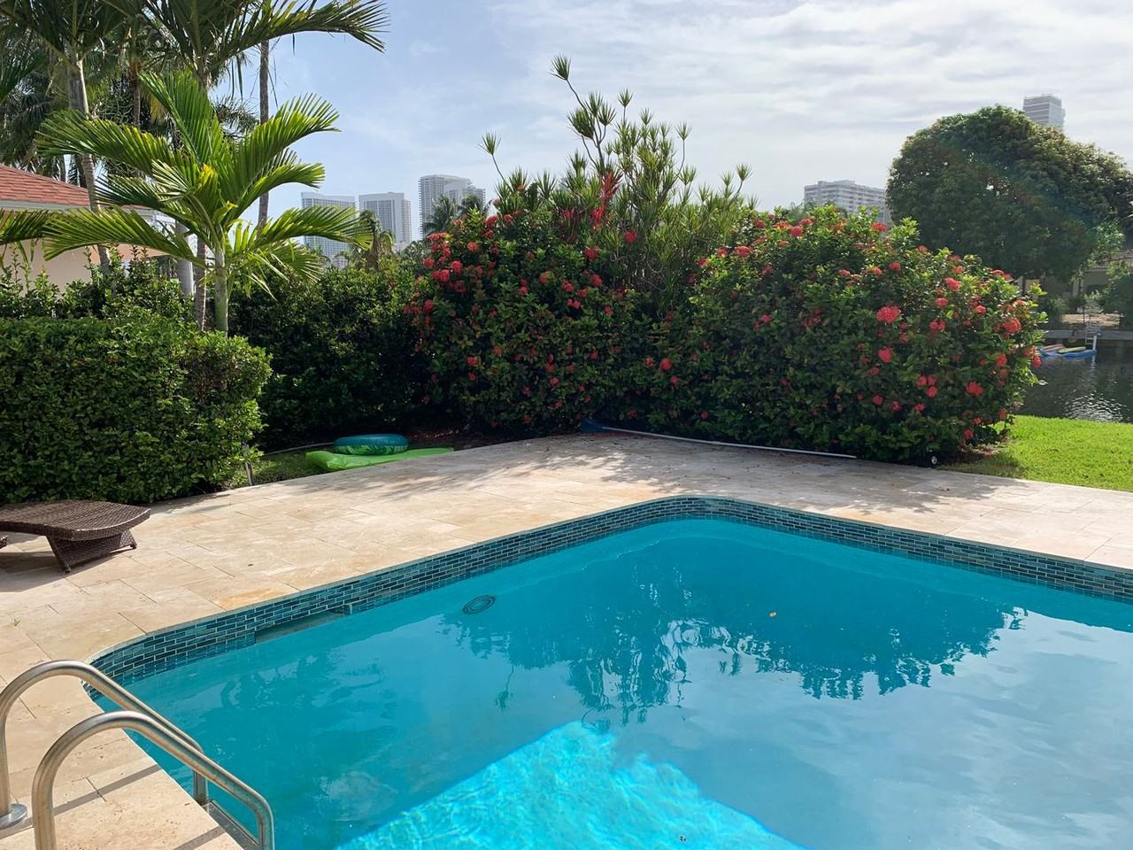 631 Oleander Dr - Photo 6 of 32