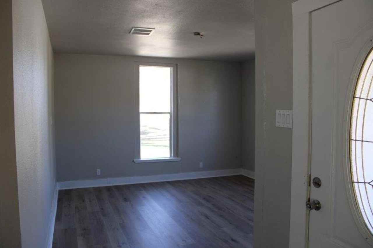 1103 W Avenue K - Photo 2 of 19