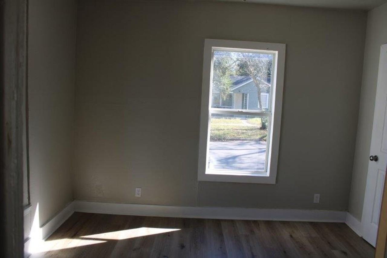 1103 W Avenue K - Photo 3 of 19