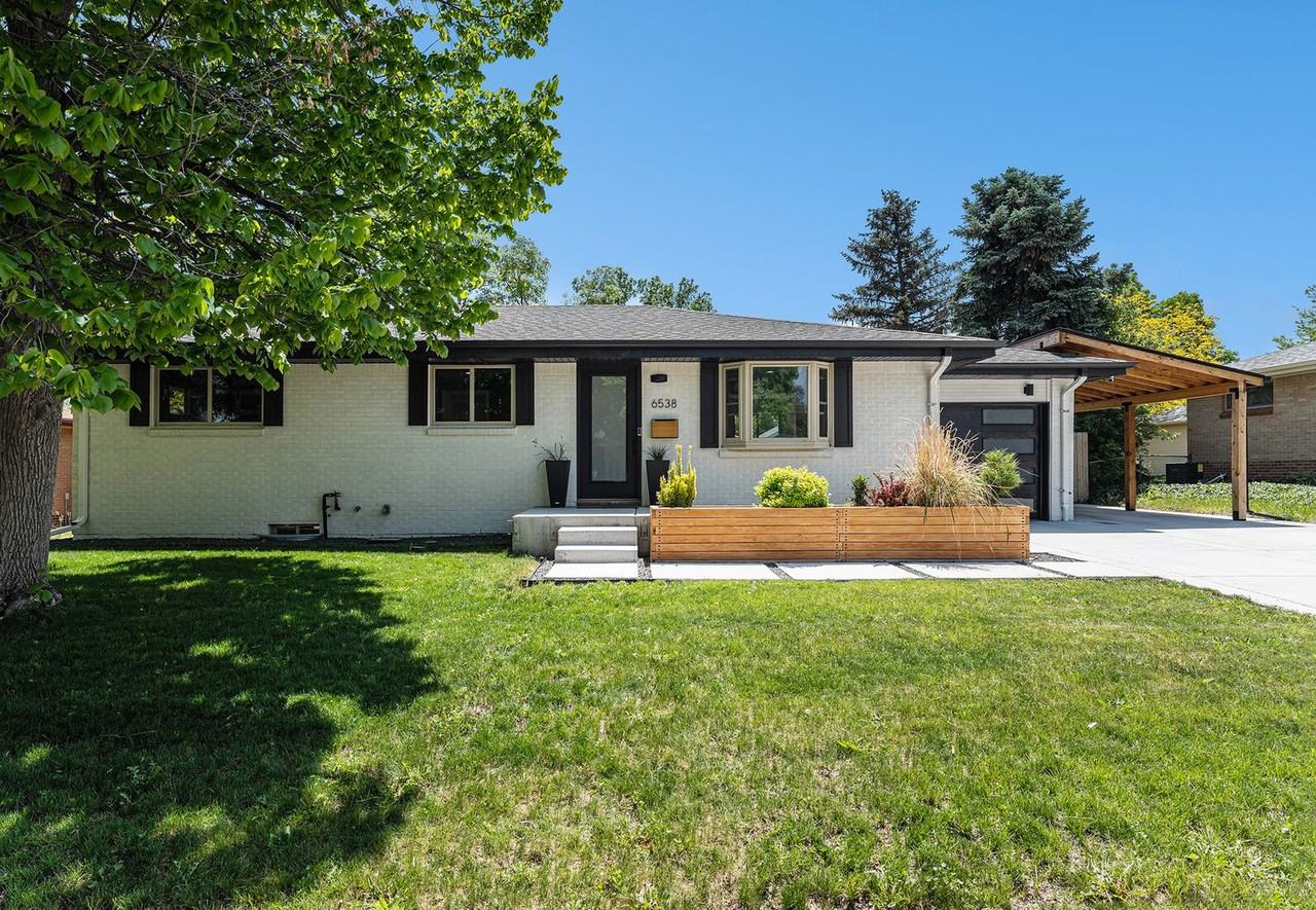 6538 S Lee Ct - Photo 2 of 34