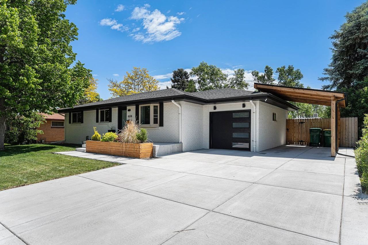 6538 S Lee Ct - Photo 3 of 34